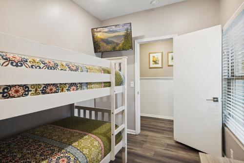 Una habitación con dos literas y un pasillo. en Gatlinburg - Barbara's Song #4125, en Gatlinburg