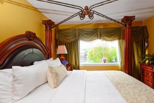 Tempat tidur dalam kamar di Nassau Inn