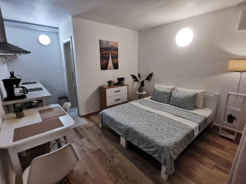 Postel nebo postele na pokoji v ubytování Monte Sonia Apartments