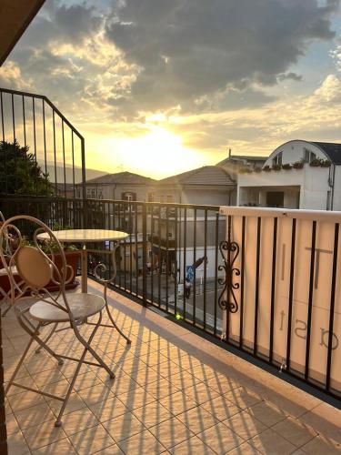 a balcony with a table and chairs on a balcony at TreMonti in Guardiagrele