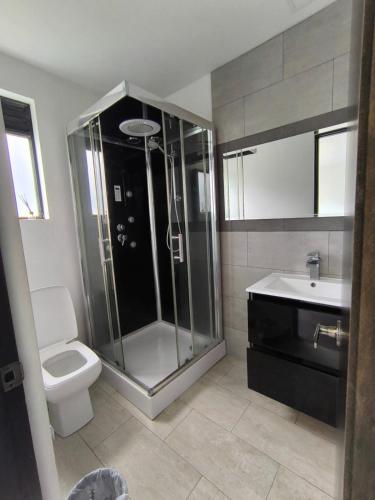 a bathroom with a shower and a toilet and a sink at Comfort Campestre in Tabio