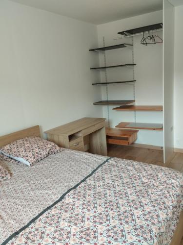 Llit o llits en una habitació de Duplex Rouen centre rive gauche