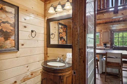 een badkamer met een wastafel en een spiegel bij Pinnacle Pool View Lodge #625 in Gatlinburg