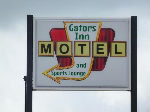a sign for a mor used sports lounge at Gators Inn on the Bayou in Larose