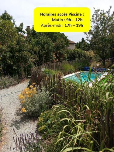 un panneau pour un jardin avec une piscine et des plantes dans l'établissement Maison tout confort avec Piscine, à Saint-Martin-de-Londres