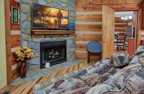 Postel nebo postele na pokoji v ubytování Rippling Waters #278