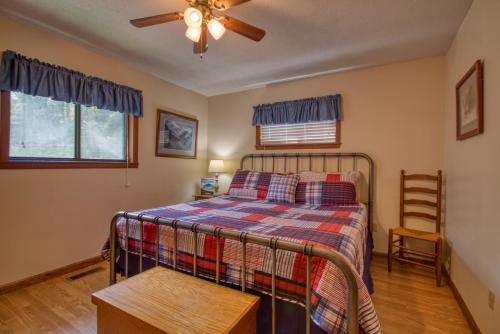 Un dormitorio con una cama y un ventilador de techo. en River Dream #466, en Gatlinburg