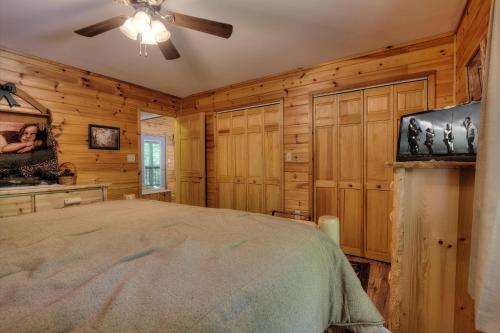 セバービルにあるRiver Sounds #121のベッドと天井扇風機のある寝室