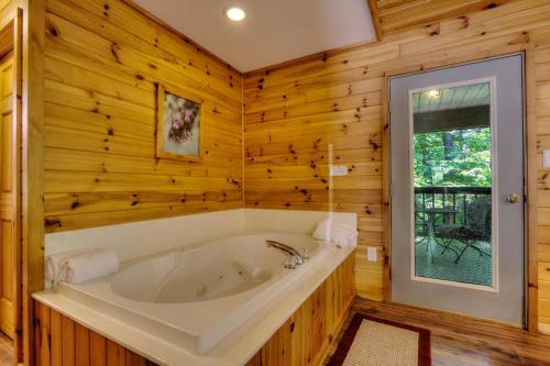 セバービルにあるRiver Sounds #121の窓付きの木製バスルーム(バスタブ付)