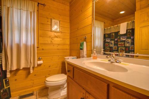 Un baño con lavabo e inodoro en Skinny Dippin' #261, en Pigeon Forge