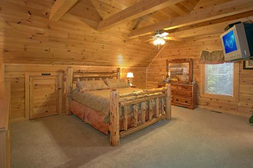 a bedroom with a bed in a log cabin at Splash Mansion #500 in Gatlinburg