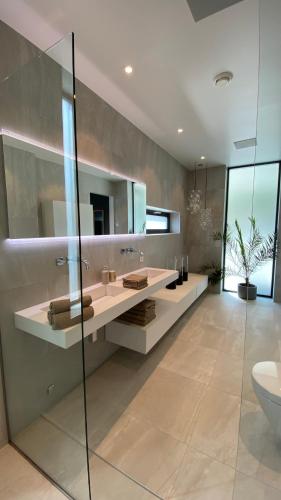 a bathroom with a sink and a mirror at Villa EA Bergen in Bergen