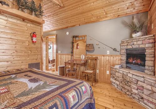 セバービルにあるSugar Bear #268のベッドと暖炉のある寝室