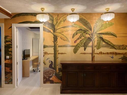 una habitación con una pared con un mural de pavo real en Apartamentos María Luisa, en Burgos