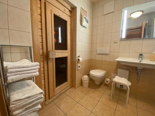 a bathroom with a toilet and a sink at Altstadt-Refugium - Schlossblick, Sauna, Parkplatz, Innenstadt, Wow Sky Sport BL in Wernigerode
