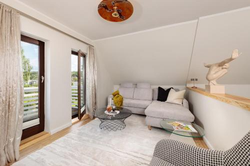 una sala de estar con un sofá y una mesa en Design Apartments - "Havelnest", en Schwielowsee