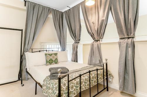 Giường trong phòng chung tại 5 Bed Finnieston SkyHigh Duplex with Parking