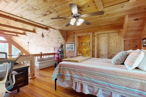Postel nebo postele na pokoji v ubytování Black Bear Lodge