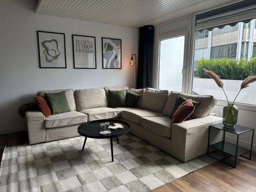 a living room with a couch and a table at URBAN Studio Apartment mit Designerbad Sehr zentrale Lage 5 Minuten zu Fuß in die Innenstadt in Oldenburg