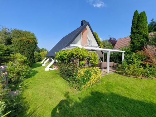 a small house with a garden and a lawn at Ferienhaus Holland in Opmeer