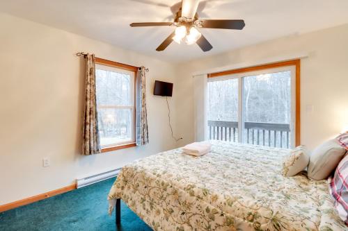 Postel nebo postele na pokoji v ubytování Pet-Friendly Pocono Lake Oasis with Game Room!