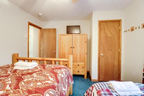 Postel nebo postele na pokoji v ubytování Pet-Friendly Pocono Lake Oasis with Game Room!