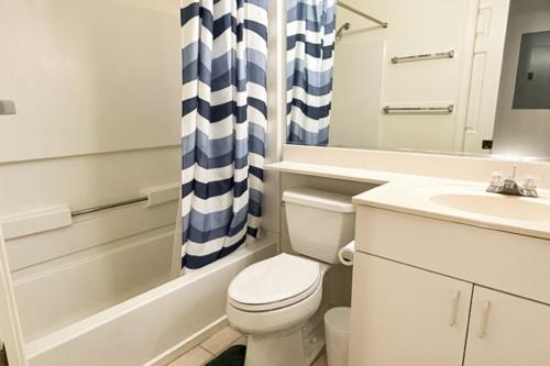 Ένα μπάνιο στο Sea Colony --- 55032 Pine Lake Dr