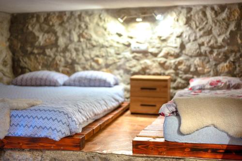 Ένα ή περισσότερα κρεβάτια σε δωμάτιο στο Stone room-Kamena soba