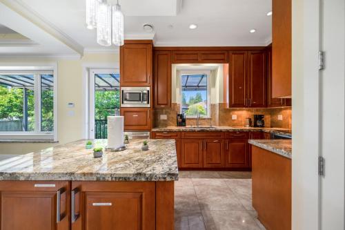 Fotografie z fotogalerie ubytování Luxury 4-Bedroom Family Home v destinaci Vancouver