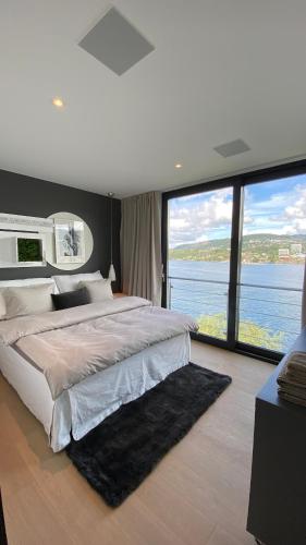 a large bedroom with a large bed and large windows at Villa EA Bergen in Bergen