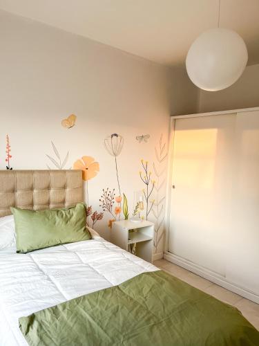 a bedroom with a bed with a green bedspread at Cuatro Estaciones in General Pico