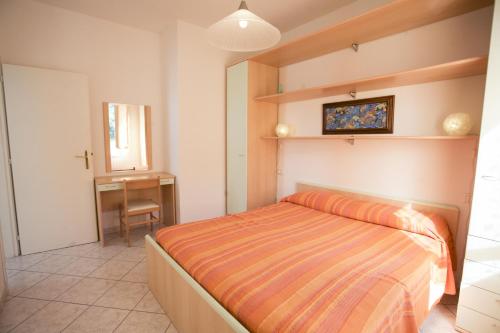 A bed or beds in a room at Bougainvillea Primo Piano - Goelba