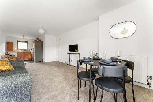 a living room with a table and chairs and a couch at 2Bed City Central East End Gem in Glasgow