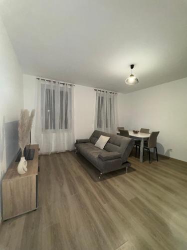 un salon avec un canapé et une table dans l'établissement Appartement Le Havre, au Havre