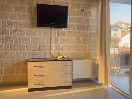 Μια τηλεόραση ή/και κέντρο ψυχαγωγίας στο Guest House Rubin