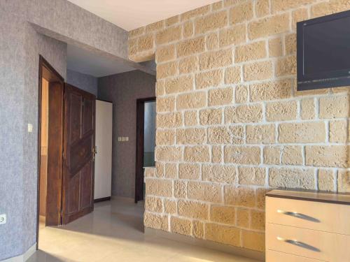 Μια τηλεόραση ή/και κέντρο ψυχαγωγίας στο Guest House Rubin