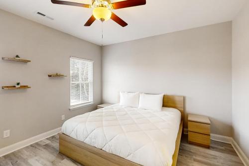 a bedroom with a bed and a ceiling fan at Old Bryan Salento - B in Myrtle Beach