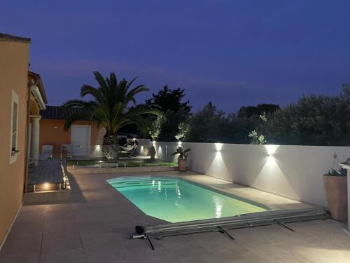 - une piscine dans une arrière-cour avec une clôture dans l'établissement La Villa Palma, à Mus