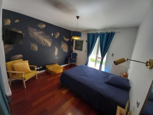 une chambre avec un lit et une chaise dans une pièce dans l'établissement La Villa Palma, à Mus