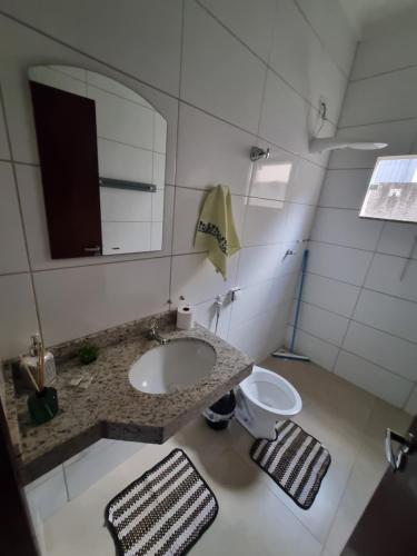 Ένα μπάνιο στο Casa Aconchegante e Mobiliada