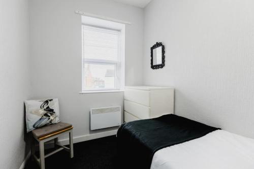ウィズンシーにあるWithernsea Studio Apt & Sofa bedのベッドと窓のある白い寝室