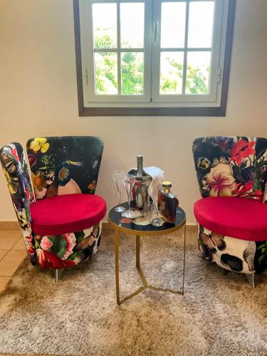 two chairs and a table in a room at Tidododesiles in Bouillante