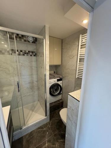 une salle de bain avec une douche, des toilettes et un lavabo dans l'établissement Beau studio neuf, vue Marina, à Deauville