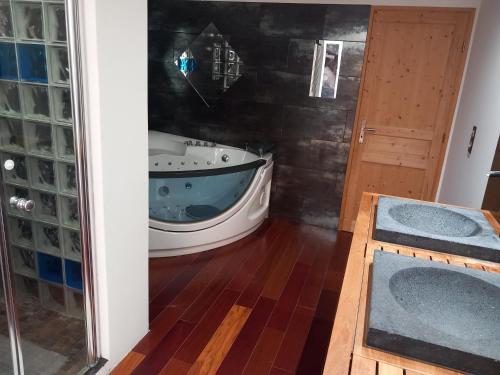 une salle de bain avec une baignoire à côté d'une porte vitrée dans l'établissement La Villa Palma, à Mus
