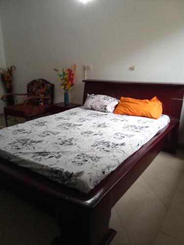 เตียงในห้องที่ Résidence Studio meublée