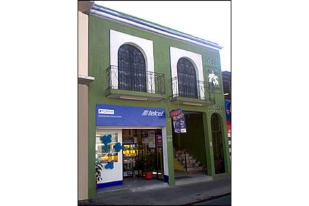 una tienda al lado de una calle en Hotel Azucena de Antequera, en Oaxaca City