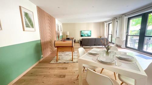 une salle à manger avec une table blanche et un piano dans l'établissement PALM SERENITY avec jardin - Paris - Disneyland, à Champs-sur-Marne