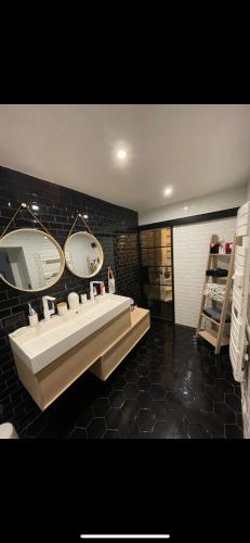 Φωτογραφία από το άλμπουμ του Loft spacieux et agréable près des châteaux σε Menars