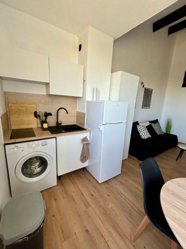 Il comprend une cuisine et un salon avec un réfrigérateur blanc. dans l'établissement Home, au Cap d'Agde