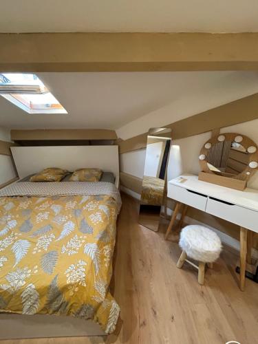 - une chambre avec un lit et un bureau avec un miroir dans l'établissement Grand duplex, à Nice